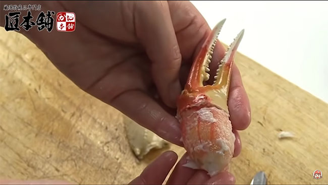 爪先を切り離し終えた